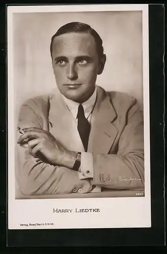 AK Schauspieler Harry Liedtke Arme abstützend rauchend