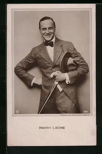 AK Schauspieler Harry Liedtke mit Stock in der Hand und Hut im Arm