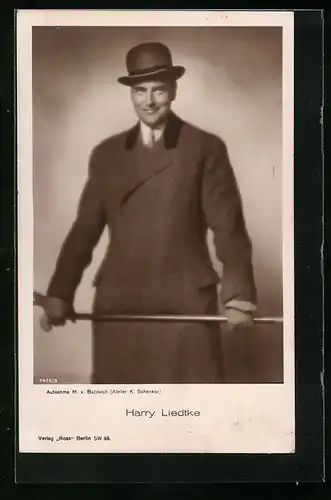 AK Schauspieler Harry Liedtke mit Hut und Stock in beiden Händen