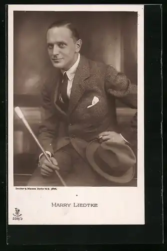 AK Schauspieler Harry Liedtke sitzend mit Stock und Zigarette