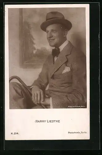 AK Schauspieler Harry Liedtke sitzend mit Stock und Hut