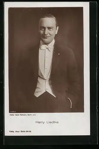AK Schauspieler Harry Liedtke lächelnd im Anzug