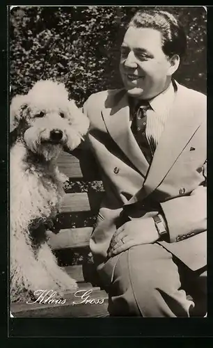 AK Schauspieler Klaus Gross mit Hund auf einer Bank