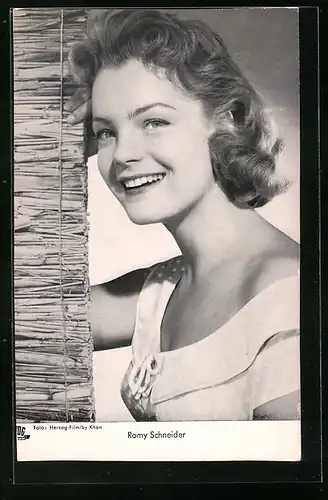 AK Schauspielerin Romy Schneider im Kleid lächelnd