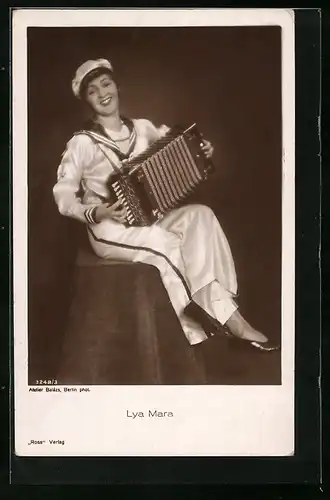 AK Schauspielerin Lya Mara mit Akkordeon