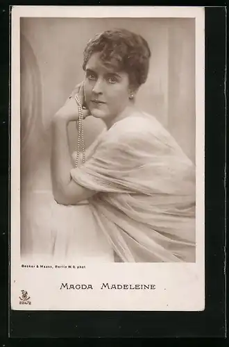 AK Schauspielerin Magda Madeleine mit Perlenkette