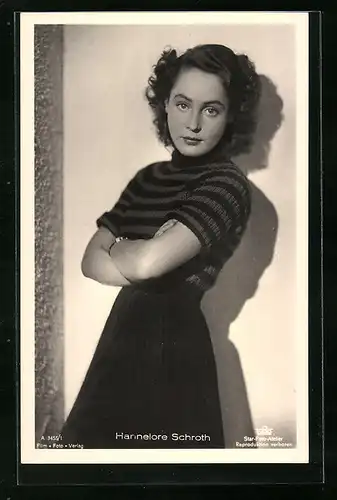AK Schauspieler Hannelore Schroth Arme verschränkend