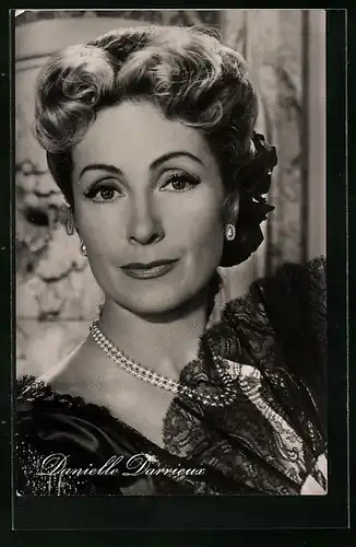 AK Schauspielerin Danielle Darrieux mit Perlenkette