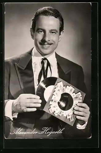 AK Schauspieler Alexander Hegarth mit einer Platte