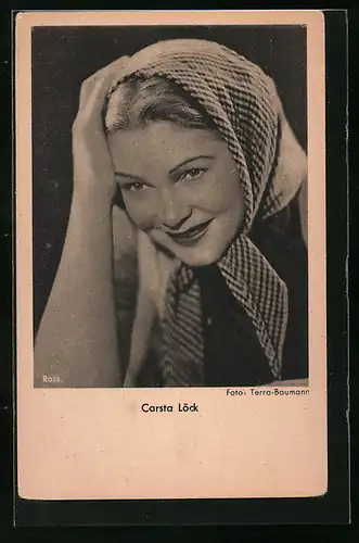 AK Schauspielerin Carsta Löck mit Kopftuch