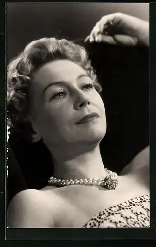 AK Schauspielerin Leny Marenbach mit Perlenkette