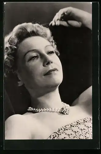 AK Schauspielerin Leny Marenbach mit Perlenkette