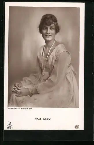 AK Schauspielerin Eva May mit Perlenkette