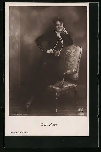 AK Schauspielerin Eva May auf einem Stuhl hockend