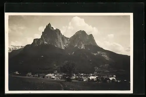 AK Seis am Schlern, Ortsansicht vor Bergpanorama
