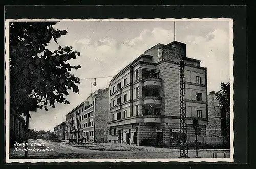 AK Karardordeva, Partie in einer unbefestigten Strasse, mit modernem Geschäfts- und Wohnhaus