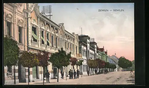 AK Zemun, Strassenpartie mit Passanten und Baumreihe