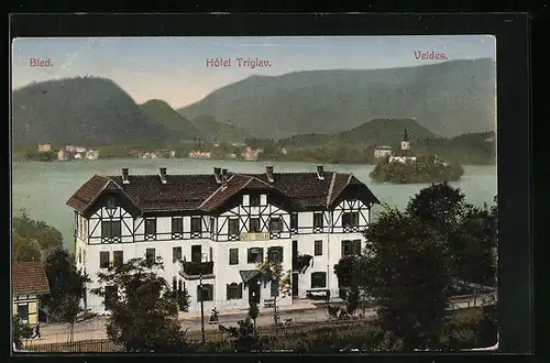 AK Bled-Slovinsko, Hotel Triglav mit Strasse und Gewässer aus der Vogelschau