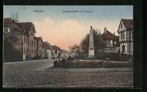 AK Cölleda, Bahnhof-Strasse mit Postamt und Denkmal