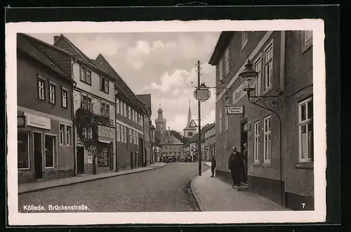 AK Kölleda, Brückenstrasse mit Gasthaus Goldner Stern und Geschäften
