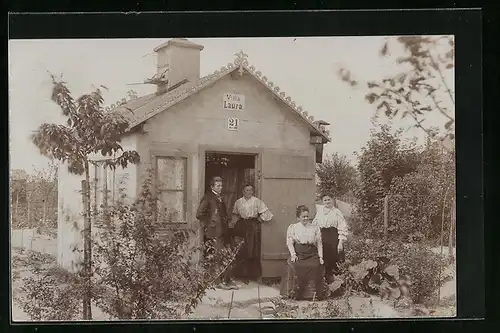 AK Berlin, Berliner Laubenpieper vor ihrer Villa Laura 1906