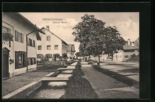 AK Obergünzburg, Partie am Oberen Markt, mit Strassengraben und Holzstegen