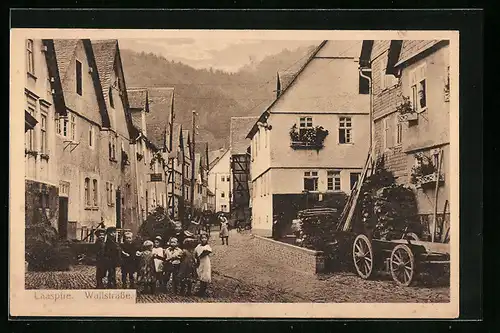 AK Laasphe, Partie an der Wallstrasse, mit Karren, Holzvorrat und Kindergruppe im Vordergrund