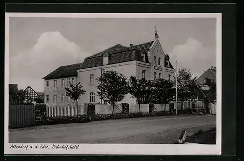 AK Allendorf a. d. Eder, Bahnhofshotel mit unbefestigter Strasse