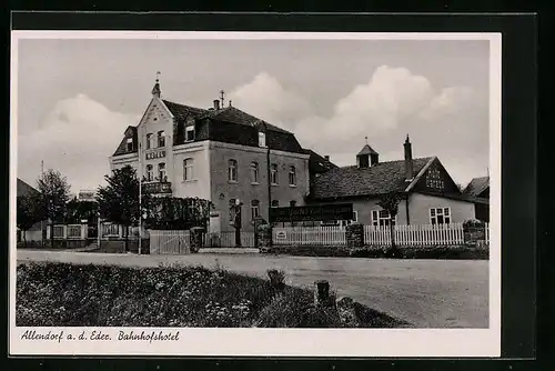 AK Allendorf a. d. Eder, Bahnhofshotel mit Autogarage und Strasse