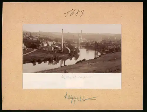 Fotografie Brück & Sohn Meissen, Ansicht Lunzenau, Blick auf den Ort mit der Vogel`s mech. Papierfabrik an der Mulde