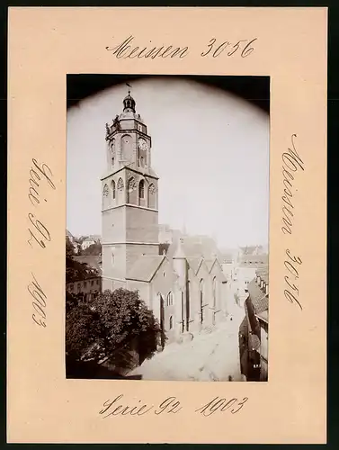 Fotografie Brück & Sohn Meissen, Ansicht Meissen i. Sa., Blick auf die Kirche mit Strassenpartie
