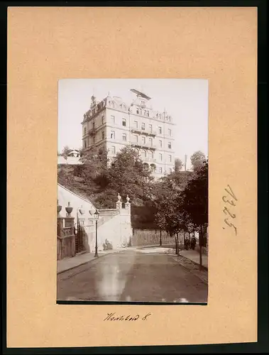 Fotografie Brück & Sohn Meissen, Ansicht Karlsbad, Blick auf das Militärkurhaus, Stiftung zum weissen Kreuz, Strassenparti