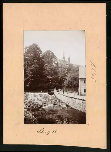 Fotografie Brück & Sohn Meissen, Ansicht Sebnitz i. Sa., Blick vom Wehr auf die Protestantische Kirche