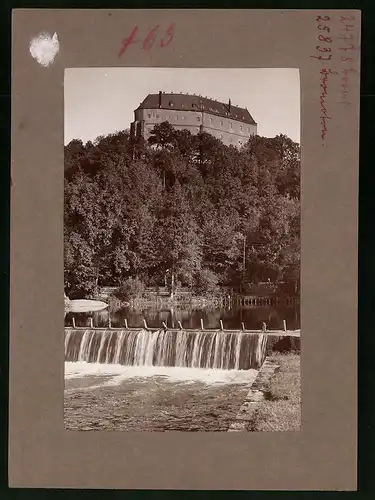 Fotografie Brück & Sohn Meissen, Ansicht Frankenberg i. Sa., Blick auf das Schloss Sachsenburg mit Wehr