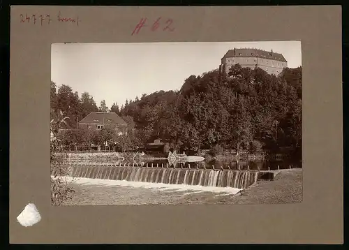 Fotografie Brück & Sohn Meissen, Ansicht Frankenberg i.Sa., Blick vom Wehr auf das Schloss Sachsenburg
