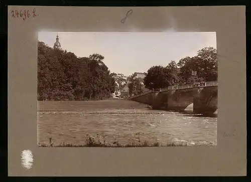 Fotografie Brück & Sohn Meissen, Ansicht Wechselburg, Blick über den Fluss nach dem Ort