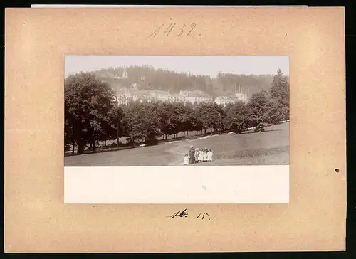 Fotografie Brück & Sohn Meissen, Ansicht Marienbad, Blick vom Schweizerhof nach der Stadt, Mutter mit sechs Kindern