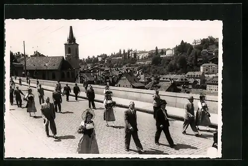 AK Bern, Strassenpartie mit Umzug anlässlich des 10. Eidgenössischen Tambourenfestes, 1950