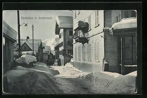 AK Andermatt, Dorfplatz mit Kindern im Winter