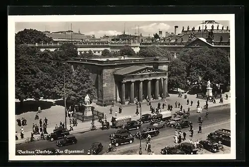 AK Berlin, Strassenverkehr am Ehrenmal