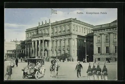 AK Berlin, Kronprinzenpalais mit Kutsche, Passanten, Automobil und Soldaten