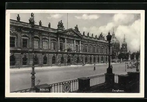 AK Berlin, Zeughaus mit Strasse und Blick auf Dom