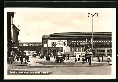 AK Berlin, Bahnhof Friedrichstrasse mit sozialistischen Parolen