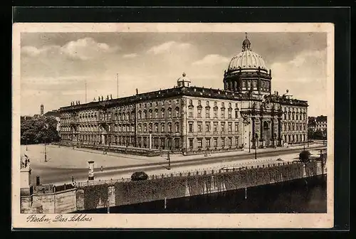 AK Berlin, Blick auf das Schloss von der Spree aus