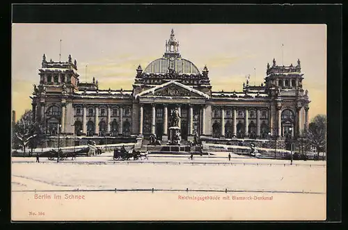 AK Berlin, Das verschneite Reichstagsgebäude mit Bismarckdenkmal