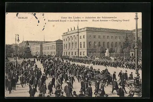 AK Berlin, Unter den Linden, Zuschauer beim Aufziehen der Schlosswache