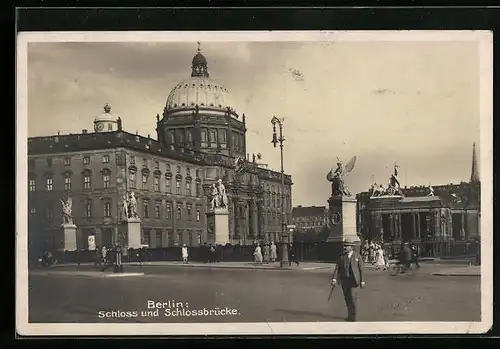 AK Berlin, Strassenpartie mit dem Schloss, Schlossbrücke