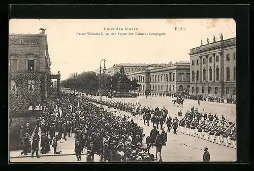 AK Berlin, Unter den Linden, Kaiser Wilhelm II. an der Spitze der Fahnen-Compagnie