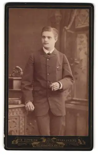 Fotografie R. Dittrich, Frankenberg, Freibergerstrasse 206, Junger feiner Mann mit Zigarre in der Hand