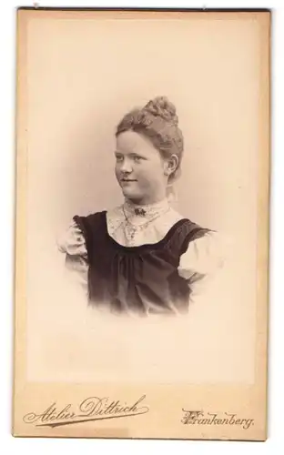 Fotografie D. Dittrich, Frankenberg i.S., Freibergerstrasse, Fräulein mit hochgesteckten Haaren